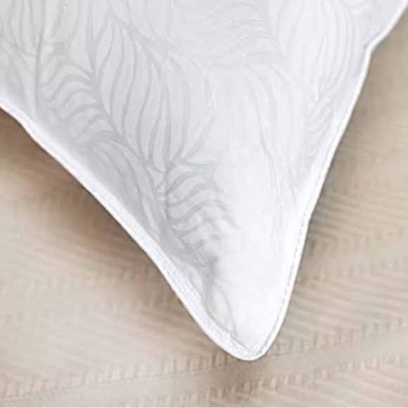 NEW!!!! PILLOW STANDARD/QUEEN COTTON HYPOALLERGENIC - Retails $74.99 - Picture 4 of 5